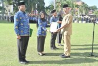 Gubernur Mahyeldi menyerahkan secara simbolis SK pengangkatan CPNS dan PPPK tahap pertama tahun 2024, Selasa (27/5/2025). (Foto: adpsb)