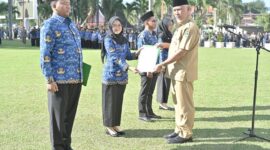 Gubernur Mahyeldi menyerahkan secara simbolis SK pengangkatan CPNS dan PPPK tahap pertama tahun 2024, Selasa (27/5/2025). (Foto: adpsb)
