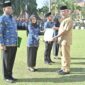 Gubernur Mahyeldi menyerahkan secara simbolis SK pengangkatan CPNS dan PPPK tahap pertama tahun 2024, Selasa (27/5/2025). (Foto: adpsb)