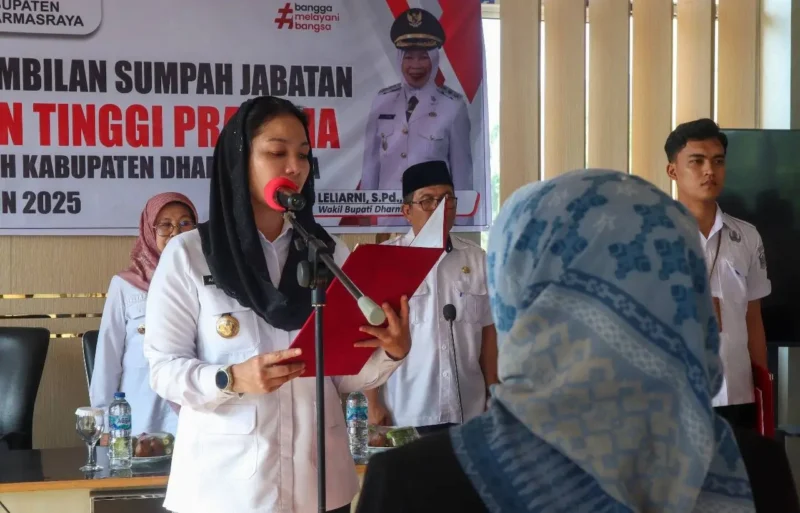 Bupati Dharmasraya Annisa Suci Ramadhani melantik Yosta Defina sebagai Kepala Dinas Kesehatan, Rabu (28/6/2025). (Foto: Pemkab Dharmasraya)