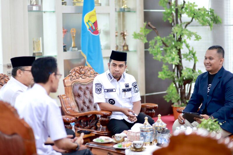 Wali Kota Solok, Dr. Ramadhani Kirana Putra, menerima audiensi tim Ruangguru Rabu (28/5/2025). (Foto: Prokopim Solok)