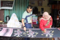UMKM Batik Canting Azazi menjadi salah satu penggerak ekonomi kreatif di Padang Panjang. (Foto: Kominfo Padang Panjang)