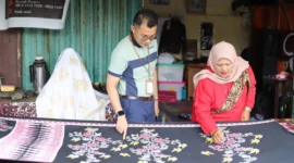 UMKM Batik Canting Azazi menjadi salah satu penggerak ekonomi kreatif di Padang Panjang. (Foto: Kominfo Padang Panjang)