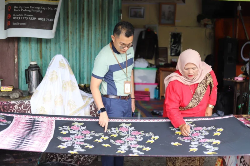 UMKM Batik Canting Azazi menjadi salah satu penggerak ekonomi kreatif di Padang Panjang. (Foto: Kominfo Padang Panjang)