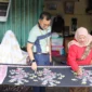 UMKM Batik Canting Azazi menjadi salah satu penggerak ekonomi kreatif di Padang Panjang. (Foto: Kominfo Padang Panjang)