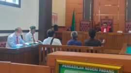 Para pelanggar Perda menjalani sidang tipiring di Pengadilan Negeri Padang Kelas 1A, Senin (26/5/2025). (Foto: Humas Satpol PP Padang)