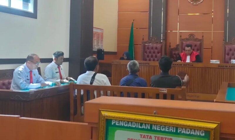 Para pelanggar Perda menjalani sidang tipiring di Pengadilan Negeri Padang Kelas 1A, Senin (26/5/2025). (Foto: Humas Satpol PP Padang)