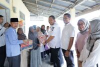 Wali Kota Pariaman Yota Balad memberikan bantuan kepada korban kekerasan seksual anak di Desa Sungai Pasak, Kecamatan Pariaman Timur, Rabu (28/5/2025). (Foto: Diskominfo Pariaman)