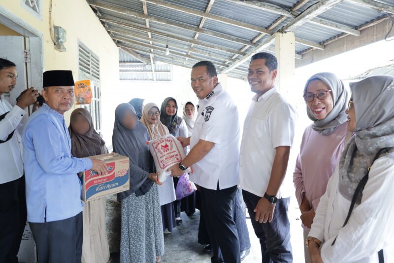 Wali Kota Pariaman Yota Balad memberikan bantuan kepada korban kekerasan seksual anak di Desa Sungai Pasak, Kecamatan Pariaman Timur, Rabu (28/5/2025). (Foto: Diskominfo Pariaman)