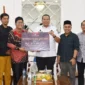 Ketua KPU Kota Pariaman, Ali Unan menyerahkan sisa dana hibah Pilkada kepada Wali Kota Pariaman, Yota Balad, Rabu (28/5/2025). (Foto: Diskominfo Pariaman)