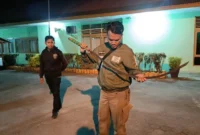 Personil Satpol PP Padang memperlihatkan senjata tajam jenis klewang yang diamankan dari remaja yang akan melakukan aksi tawuran di Kuranji. (Foto: Humas Satpol PP Padang)