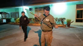 Personil Satpol PP Padang memperlihatkan senjata tajam jenis klewang yang diamankan dari remaja yang akan melakukan aksi tawuran di Kuranji. (Foto: Humas Satpol PP Padang) 