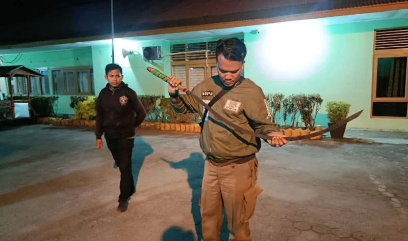 Personil Satpol PP Padang memperlihatkan senjata tajam jenis klewang yang diamankan dari remaja yang akan melakukan aksi tawuran di Kuranji. (Foto: Humas Satpol PP Padang) 