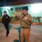 Personil Satpol PP Padang memperlihatkan senjata tajam jenis klewang yang diamankan dari remaja yang akan melakukan aksi tawuran di Kuranji. (Foto: Humas Satpol PP Padang) 