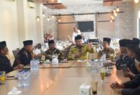 Wali Kota Padang Fadly Amran menggelar rapat bersama Ketua KAN se-Kota Padang di Rumah Makan Sederhana, Senin (26/5/2025). (Foto: Prokopim Padang)