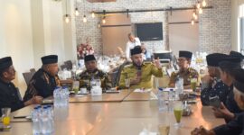 Wali Kota Padang Fadly Amran menggelar rapat bersama Ketua KAN se-Kota Padang di Rumah Makan Sederhana, Senin (26/5/2025). (Foto: Prokopim Padang)