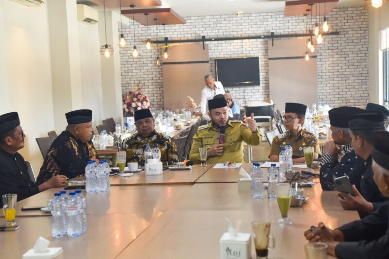 Wali Kota Padang Fadly Amran menggelar rapat bersama Ketua KAN se-Kota Padang di Rumah Makan Sederhana, Senin (26/5/2025). (Foto: Prokopim Padang)