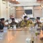 Wali Kota Padang Fadly Amran menggelar rapat bersama Ketua KAN se-Kota Padang di Rumah Makan Sederhana, Senin (26/5/2025). (Foto: Prokopim Padang)
