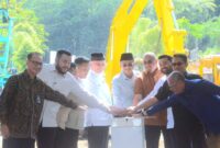 Wali Kota Padang Fadly Amran menghadiri kegiatan peletakan batu pertama (ground breaking) proyek Fly Over Sitinjau Lauik, Sabtu (3/5/2025). (Foto: Prokopim Padang)