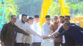 Wali Kota Padang Fadly Amran menghadiri kegiatan peletakan batu pertama (ground breaking) proyek Fly Over Sitinjau Lauik, Sabtu (3/5/2025). (Foto: Prokopim Padang)