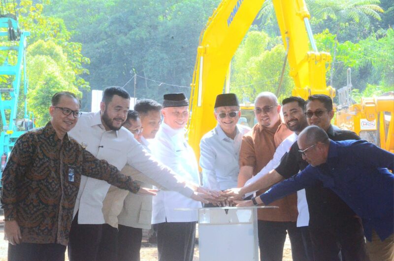Wali Kota Padang Fadly Amran menghadiri kegiatan peletakan batu pertama (ground breaking) proyek Fly Over Sitinjau Lauik, Sabtu (3/5/2025). (Foto: Prokopim Padang)