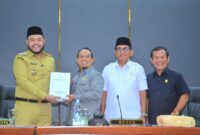 Wali Kota Padang, Fadly Amran menyerahkan Pertanggungjawaban Pelaksanaan APBD 2024 kepada Ketua DPRD Padang Muharlion.