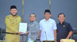 Wali Kota Padang, Fadly Amran menyerahkan Pertanggungjawaban Pelaksanaan APBD 2024 kepada Ketua DPRD Padang Muharlion.