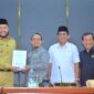 Wali Kota Padang, Fadly Amran menyerahkan Pertanggungjawaban Pelaksanaan APBD 2024 kepada Ketua DPRD Padang Muharlion.