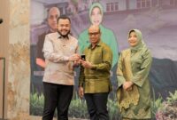 Wali Kota Padang Fadly Amran memberikan cenderamata kepada Dandim 0312/Padang, Minggu (11/5/2025). (Foto: Prokopim Padang)
