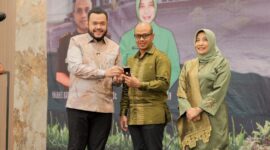 Wali Kota Padang Fadly Amran memberikan cenderamata kepada Dandim 0312/Padang, Minggu (11/5/2025). (Foto: Prokopim Padang)