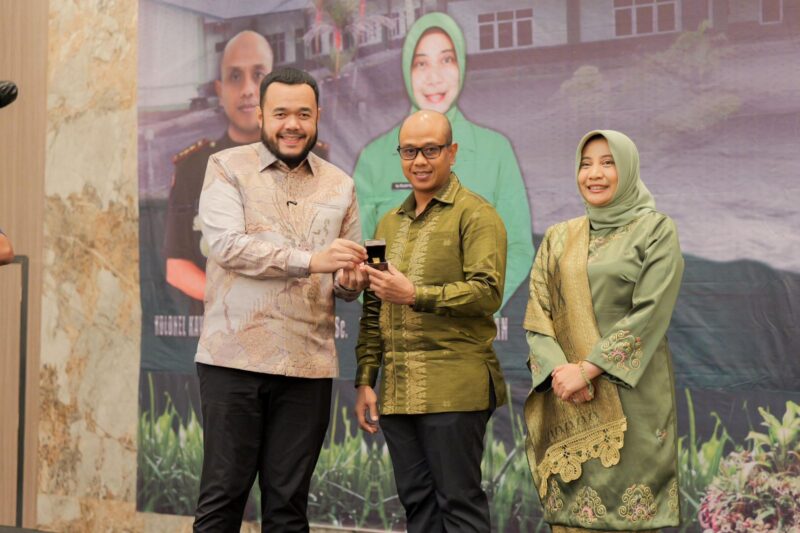 Wali Kota Padang Fadly Amran memberikan cenderamata kepada Dandim 0312/Padang, Minggu (11/5/2025). (Foto: Prokopim Padang)
