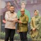 Wali Kota Padang Fadly Amran memberikan cenderamata kepada Dandim 0312/Padang, Minggu (11/5/2025). (Foto: Prokopim Padang)