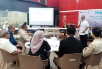 Tim Percepatan Pembangunan Kota Padang Prof. James Hellyward memaparkan materi saat kegiatan Pentahelix di Youth Center, Rabu (28/5/2025). 