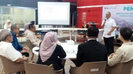 Tim Percepatan Pembangunan Kota Padang Prof. James Hellyward memaparkan materi saat kegiatan Pentahelix di Youth Center, Rabu (28/5/2025). 
