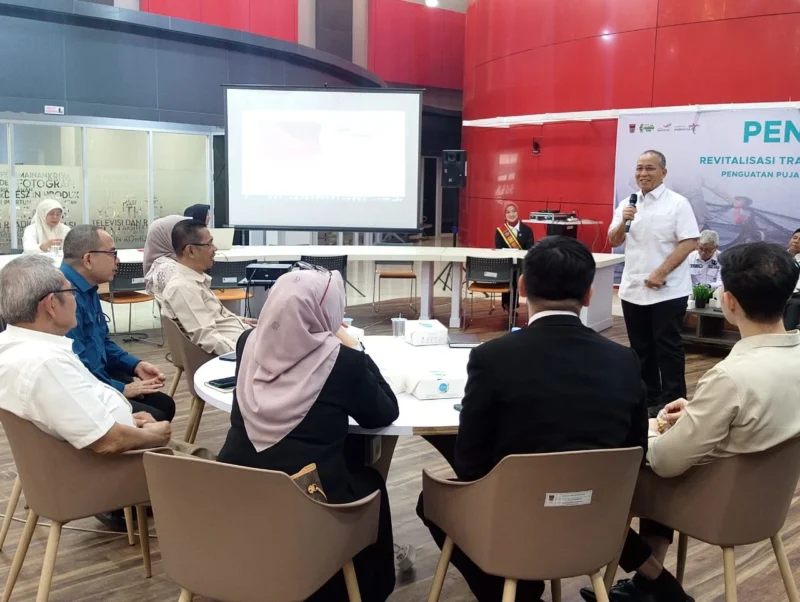 Tim Percepatan Pembangunan Kota Padang Prof. James Hellyward memaparkan materi saat kegiatan Pentahelix di Youth Center, Rabu (28/5/2025). 