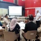 Tim Percepatan Pembangunan Kota Padang Prof. James Hellyward memaparkan materi saat kegiatan Pentahelix di Youth Center, Rabu (28/5/2025). 
