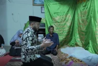 Wali Kota Padang Fadly Amran melayat ke rumah duka almarhumah Desi Arianti, Sabtu (31/5/2025). (Foto: Prokopim Padang)
