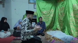 Wali Kota Padang Fadly Amran melayat ke rumah duka almarhumah Desi Arianti, Sabtu (31/5/2025). (Foto: Prokopim Padang)
