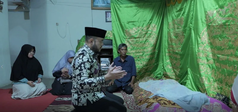 Wali Kota Padang Fadly Amran melayat ke rumah duka almarhumah Desi Arianti, Sabtu (31/5/2025). (Foto: Prokopim Padang)