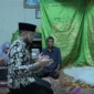 Wali Kota Padang Fadly Amran melayat ke rumah duka almarhumah Desi Arianti, Sabtu (31/5/2025). (Foto: Prokopim Padang)