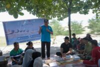 Wakil Wali Kota Padang, Maigus Nasir mengapresiasi kegiatan bersih-bersih pantai yang digagas oleh Komunitas Pencerah Muda Kota Padang di Objek Wisata Pantai Pasir Jambak, Kelurahan Pasie Nan Tigo, Kecamatan Koto Tangah, Sabtu (3/5/2025). (Foto: Prokopim Padang)