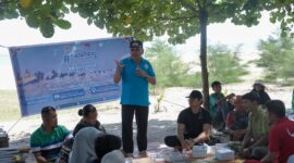Wakil Wali Kota Padang, Maigus Nasir mengapresiasi kegiatan bersih-bersih pantai yang digagas oleh Komunitas Pencerah Muda Kota Padang di Objek Wisata Pantai Pasir Jambak, Kelurahan Pasie Nan Tigo, Kecamatan Koto Tangah, Sabtu (3/5/2025). (Foto: Prokopim Padang)