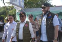 Wali Kota Padang Fadly Amran mendampingi Sestama BNPB Rustian saat Apel Gelar Pasukan dan Peralatan Kesiapsiagaan Menghadapi Bencana Kota Padang Tahun 2025 di Monumen Tugu Gempa, Rabu (7/5/2025). (Foto: Prokopim Padang)