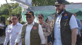 Wali Kota Padang Fadly Amran mendampingi Sestama BNPB Rustian saat Apel Gelar Pasukan dan Peralatan Kesiapsiagaan Menghadapi Bencana Kota Padang Tahun 2025 di Monumen Tugu Gempa, Rabu (7/5/2025). (Foto: Prokopim Padang)