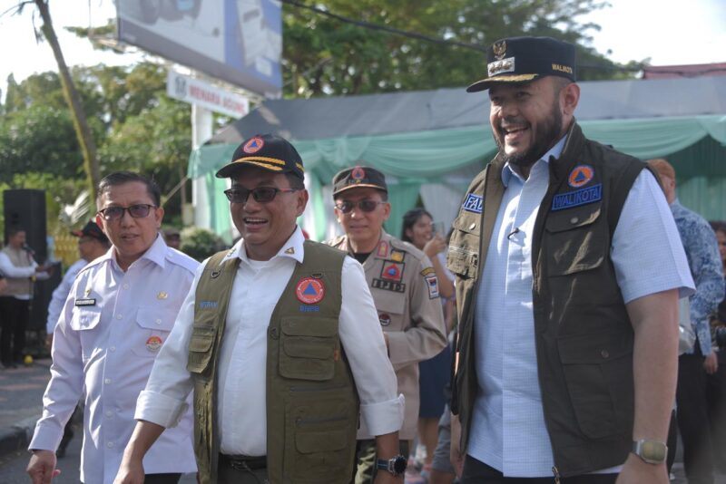 Wali Kota Padang Fadly Amran mendampingi Sestama BNPB Rustian saat Apel Gelar Pasukan dan Peralatan Kesiapsiagaan Menghadapi Bencana Kota Padang Tahun 2025 di Monumen Tugu Gempa, Rabu (7/5/2025). (Foto: Prokopim Padang)