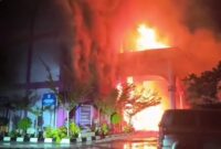 Gedung FKM Unand Jati di Jalan Perintis Kemerdekaan No. 94, Kecamatan Padang Timur, Kota Padang terbakar, Kamis malam (8/5/2025). (Foto: Ist)