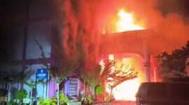 Gedung FKM Unand Jati di Jalan Perintis Kemerdekaan No. 94, Kecamatan Padang Timur, Kota Padang terbakar, Kamis malam (8/5/2025). (Foto: Ist)