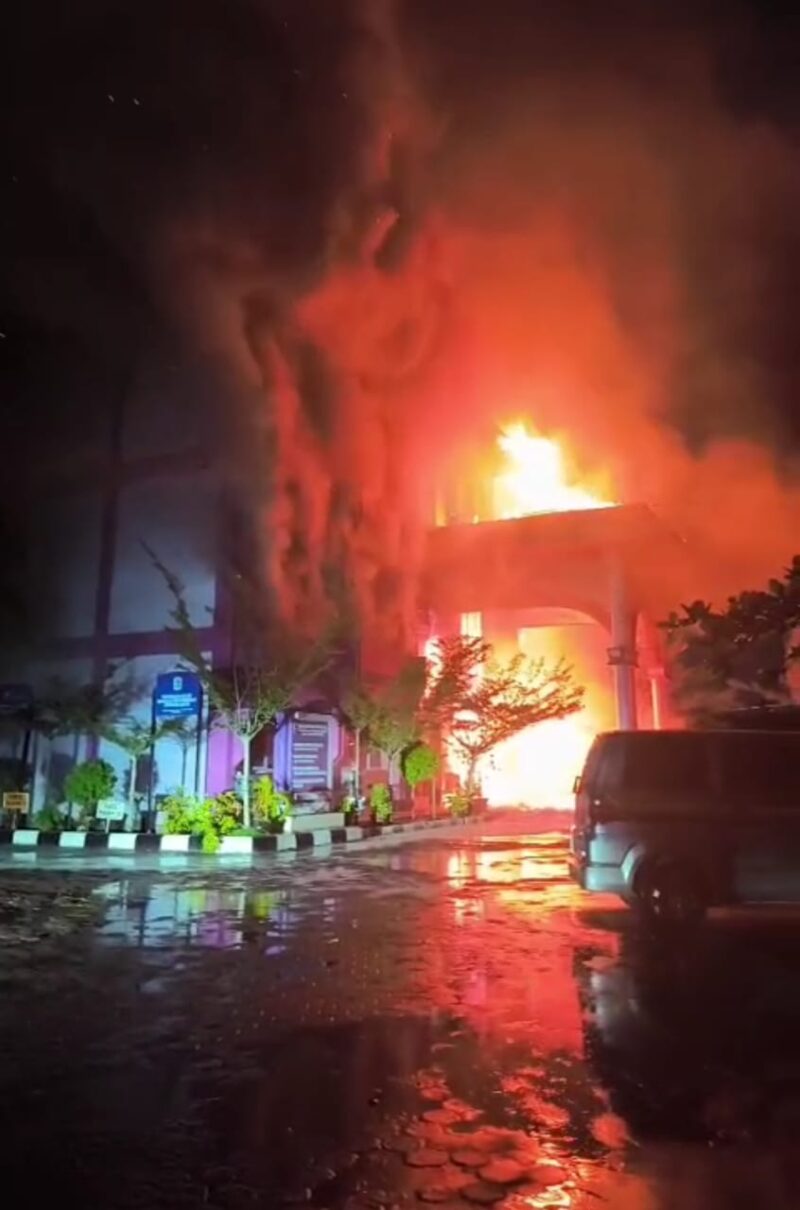 Gedung FKM Unand Jati di Jalan Perintis Kemerdekaan No. 94, Kecamatan Padang Timur, Kota Padang terbakar, Kamis malam (8/5/2025). (Foto: Ist)