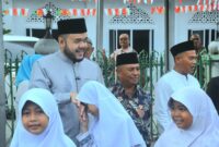 Wali Kota Padang, Fadly Amran melepas pawai ta’aruf Khatam Alquran dan Wisuda Iqra’ Angkatan ke-XVI MDTA Nurul Ihsan Padang Baru Timur, Minggu (25/5/2025). (Foto: Prokopim Padang)
