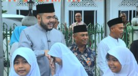 Wali Kota Padang, Fadly Amran melepas pawai ta’aruf Khatam Alquran dan Wisuda Iqra’ Angkatan ke-XVI MDTA Nurul Ihsan Padang Baru Timur, Minggu (25/5/2025). (Foto: Prokopim Padang)
